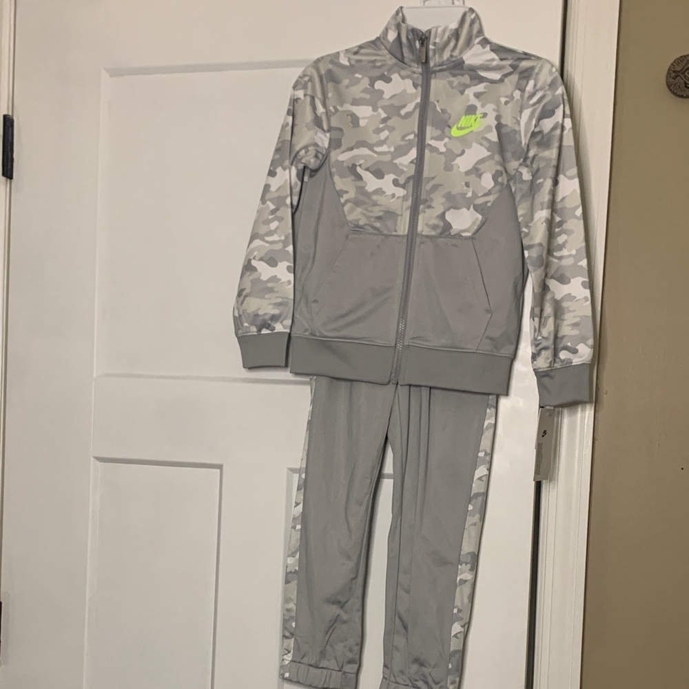 Boys Nike Light Gray Camo Tracksuit with Neon Logo NWT
